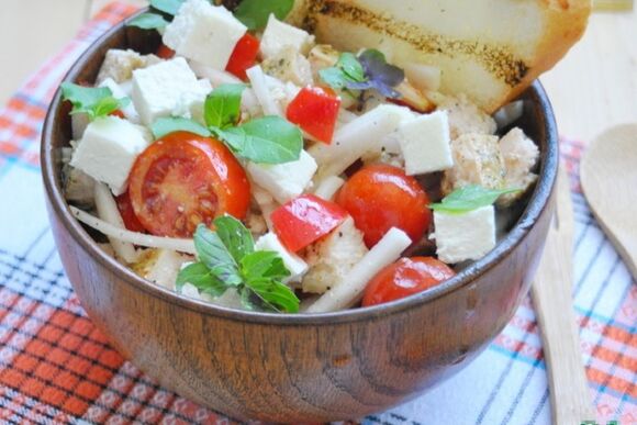 Akdeniz diyetinde kilo vermek isteyenler için basmati pilavlı tahıl salatası