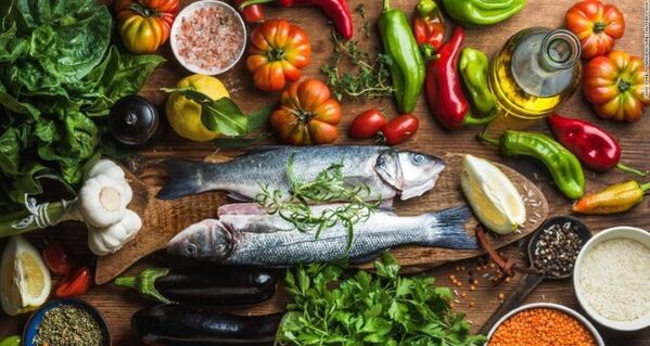 Balık ve sebzeler, Akdeniz diyetinde kilo vermeye yönelik temel ürünlerdir. 