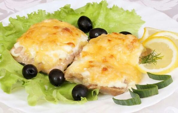 Fırında peynirli balık, Akdeniz diyeti menüsünde lezzetli ve sağlıklı bir yemek olacak. 